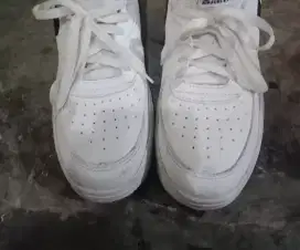 Sepatu sport putih
