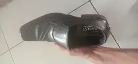 Sepatu kulit asli
