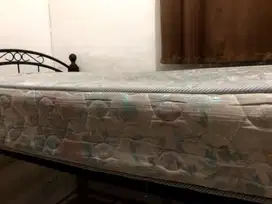 Ranjang besi 2 buah dan 1 springbed central