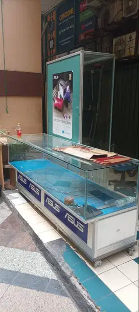 Etalase 2 meter bekas toko komputer