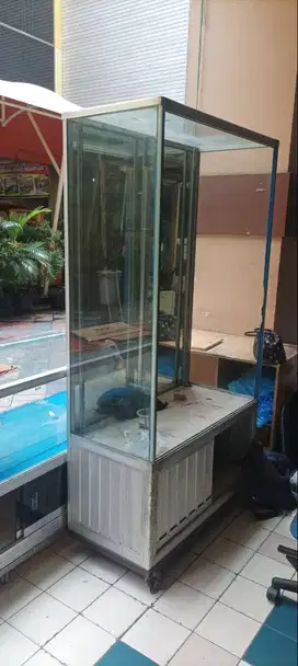 Etalase Tinggi Kaca Bekas toko komputer