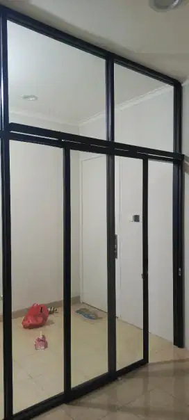 Partisi kaca dan pintu sleding