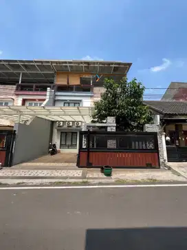 Rumah modern premium 4 lantai full furnish lowokwaru malang