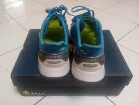 Sepatu Mills Biru