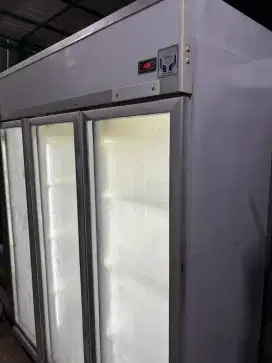 Showcase GEA
 3 pintu
Kapasitas 1300L