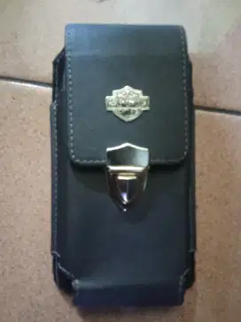 Koleksi sarung hand phone di pinggang