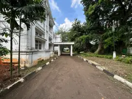 Dijual bangunan ex sekolah akses 3mobil lokasi kemang timur