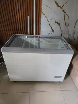 Dijual Freezer GEA Bekas  256 Liter - Penutup  Kaca