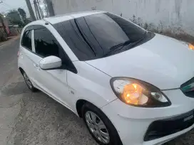 Honda brio putih istimewa