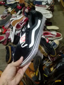 JUAL BORONGAN SEPATU BARU DISTRO (EDISI JUAL RUGI)