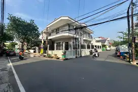 Disewakan Rumah 2 Lantai Luas & Nyaman di Tomang - Dekat Pintu Tol