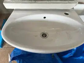 Wastafel TOTO putih