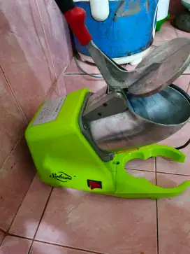 Mau jual mesin es parut kondisi masih bgus bru 2 bln pakai