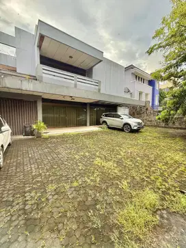 Disewakan Rumah dengan Parkir Luas cocok untuk usaha di Tanjung Duren