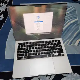 Apple MacBook Air 13 inch M3 16 | 512 Skylight Garansi iBox Feb 2026