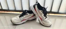 Sepatu sneakers puma size 42,5 ori