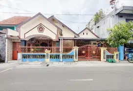 Rumah Luas Bagus Tepi Jalan Utama Kadipiro Solo.