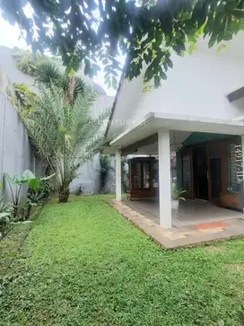Dijual Rumah homey asri, tanah luas, dekat ke Jalan Raya Jombang