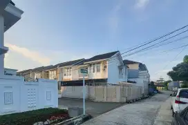 Dijual Cepat BU rumah 2 lantai di huk