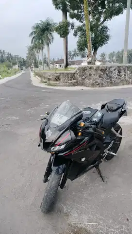 Motor dijual R15, Tahun 2018, warna Hitam