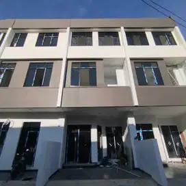 Di jual rumah 3 kamar tidur pinggir jalan , SHM di Kemayoran