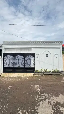 Dijual rumah dan isinya