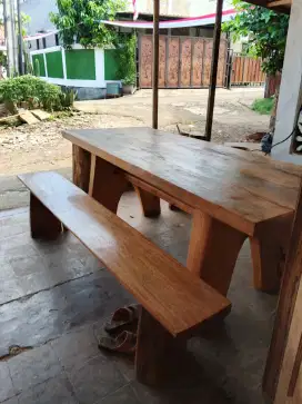Meja makan antik teras