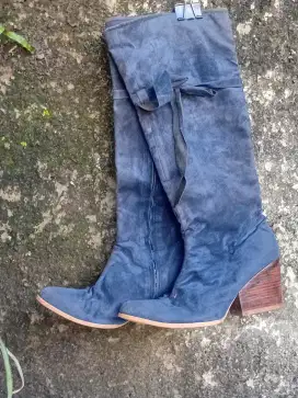 2 Sepatu Boots Wanita, bekas pakai