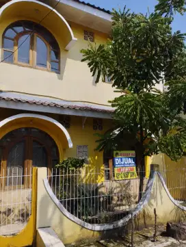 DIJUAL RUMAH 2 LANTAI BER SHM BER IMB SIAP PAKAI.