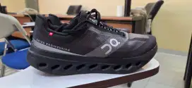 sepatu on cloud