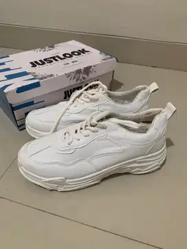 Sepatu Olahraga Sneakers Wanita