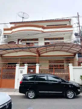 RUMAH 3 LANTAI FULL FURNISH DI SLIPI KEMANGGISAN HADAP TAMAN READY