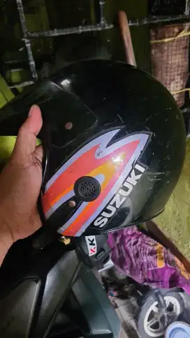 Helm suzuki retro