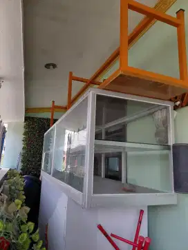 Etalase Kaca untuk Makanan