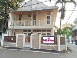 Disewakan Rumah 2 Lt Full Furnished di Rawamangun, Jakarta Timur