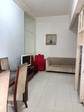 Jual Apartemen Sudirman Park 2 Kamar Tidur Lantai Rendah View Pool
