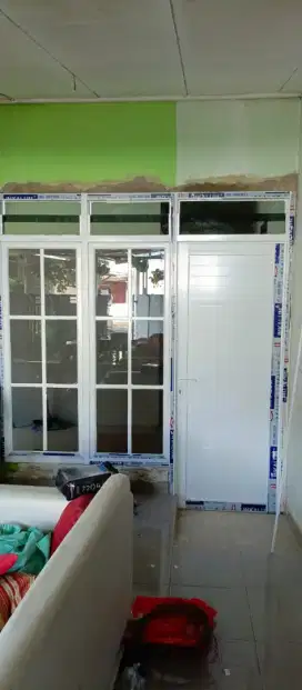 Pintu alumunium kaca