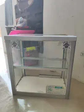 Etalase Rokok Besar Kecil