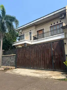 Rumah Mandiri  Villa melati Mas Serpong Depan taman
