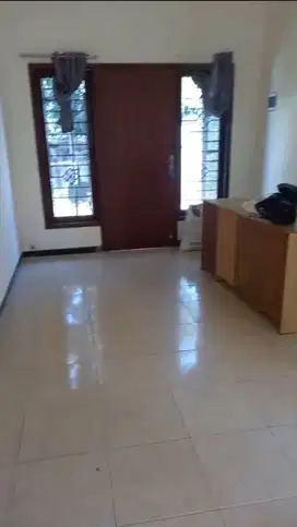 Disewakan Cepat Rumah 2nd terawat di Area Lebak, Surabaya