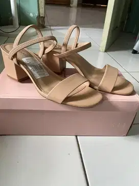 Heels CHRISSIE  warna Tan size 7 1/2 (payless)