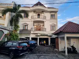 DIJUAL CEPAT KOST ELITE 22 KAMAR DIBELAKANG AMPLAZ