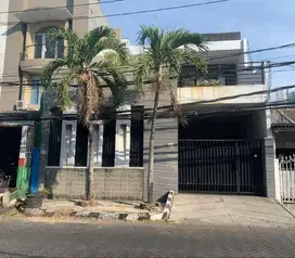 Rumah di Simpang Darmo Permai Selatan Surabaya Terawat Nyaman