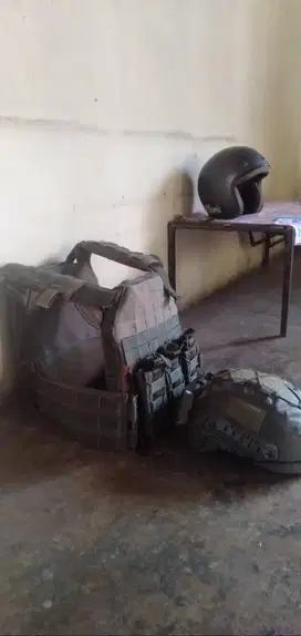 Rompi dan helmet tactical
