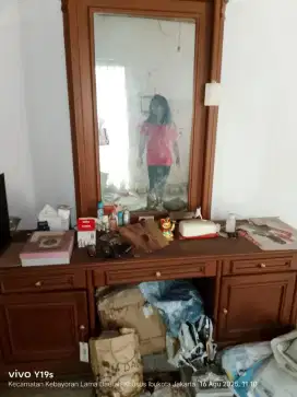 Dijual Meja rias Kaca ( bukan jati)