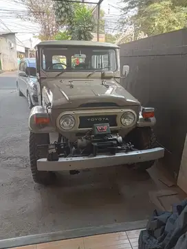 TOYOTA LAND CRUISER FJ40 BENSIN