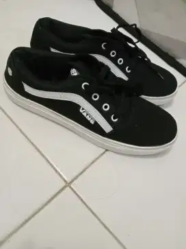 sepatu ukuran 39