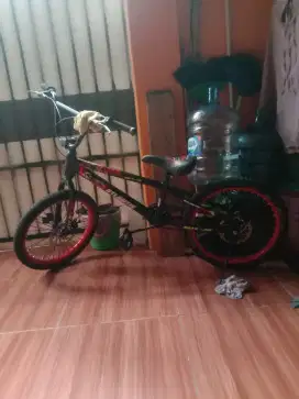 Sepedah anak merk atlantis