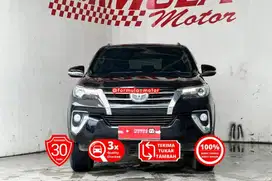 Toyota VRZ 2.4 Matic 2016 hitam Fortuner diesel solar DP minim 77 juta