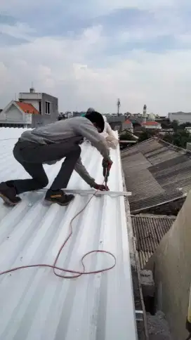 Tukang perbaikan atap bocor dan renovasi bangunan dll